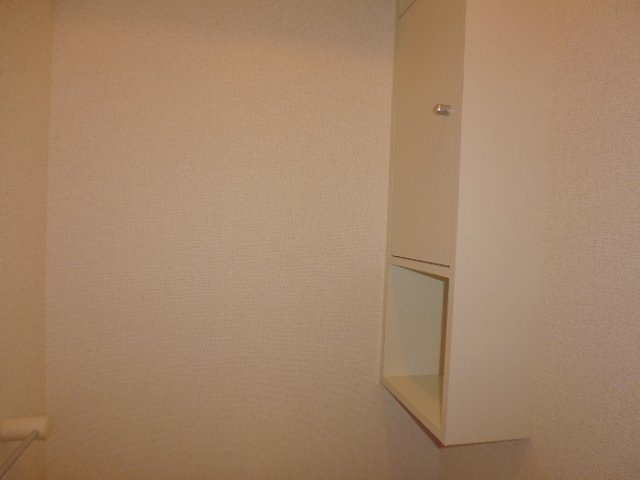 メゾンソレイユ亀島第２公園前Ｂのトイレ|トイレ棚