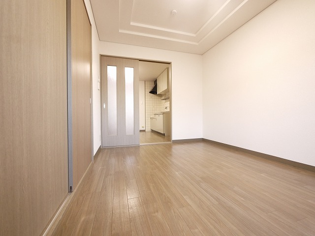 サンフィットラブリーの居間・リビング|個人の部屋や寝室として使える洋室です