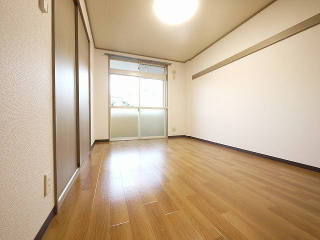 サンフィットラブリーの寝室|広くて明るい寝室