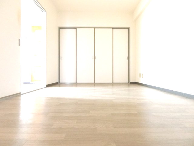 HIGASHIOマンションの洋室