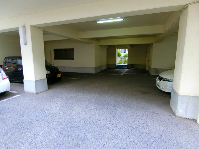 HIGASHIOマンションの駐車場