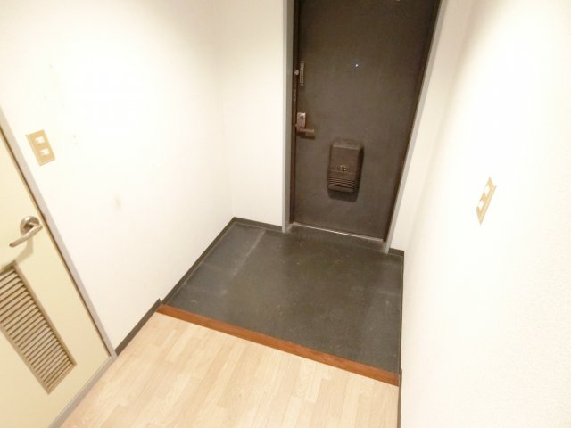 HIGASHIOマンションの玄関