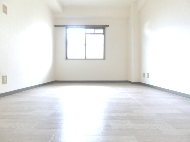 HIGASHIOマンションの洋室