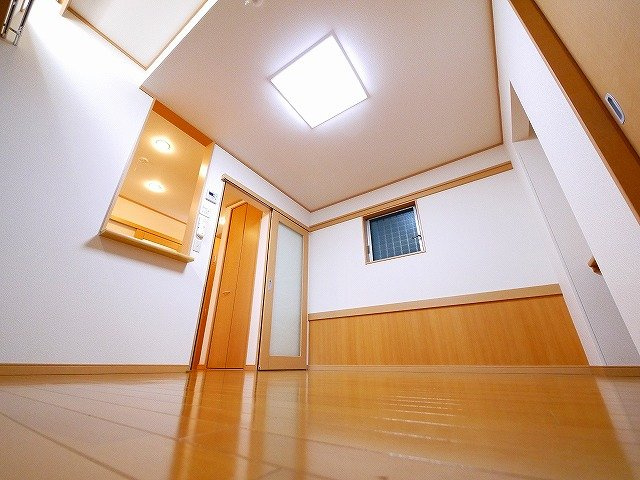 サンフェアリーⅤの洋室|ベットを置いてもまだ広々使えますよ。