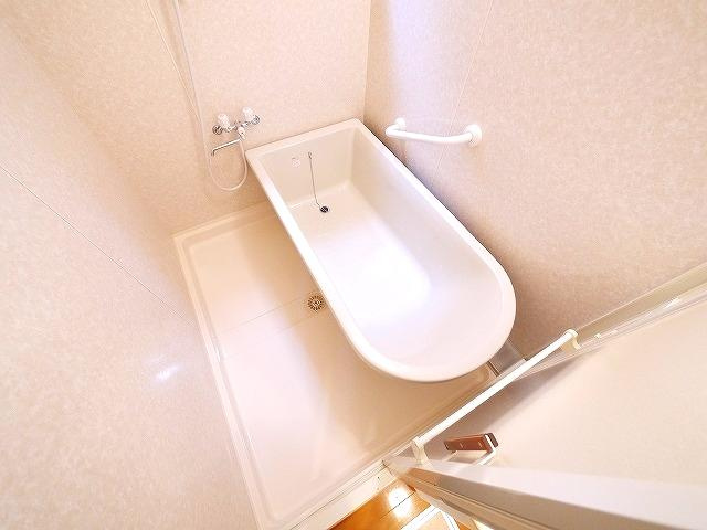 サンフェアリーⅤの浴室|足を伸ばしてご入浴可能なお風呂です。