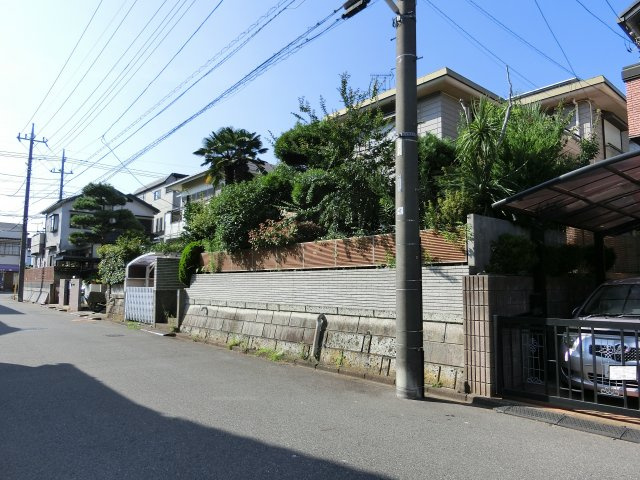 八千代市八千代台南２丁目　中古戸建　旭化成へーベルハウスの軽量鉄骨造の前面道路含む現地写真