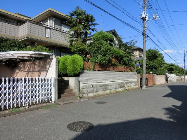 八千代市八千代台南２丁目　中古戸建　旭化成へーベルハウスの軽量鉄骨造の前面道路含む現地写真