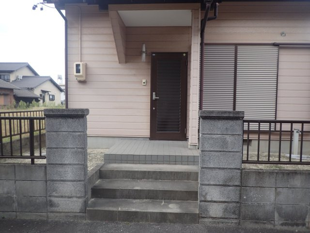 知多市八幡字東水代の一戸建てのエントランス