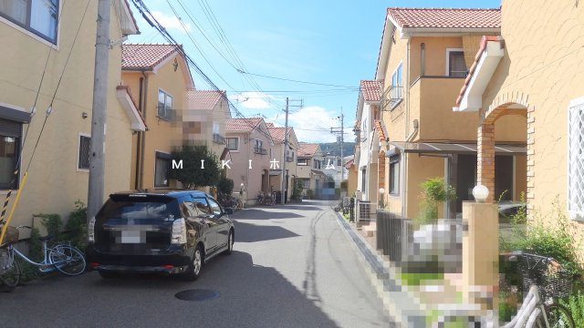 箕面市今宮3丁目　中古一戸建の前面道路含む現地写真
