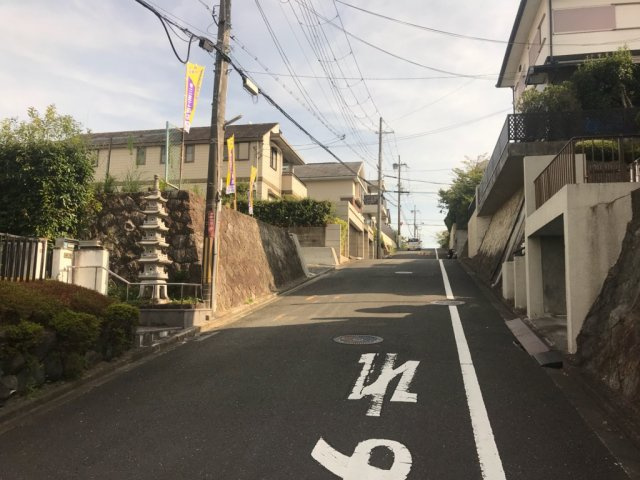 グラッド・タウン長尾台４丁目の前面道路含む現地写真