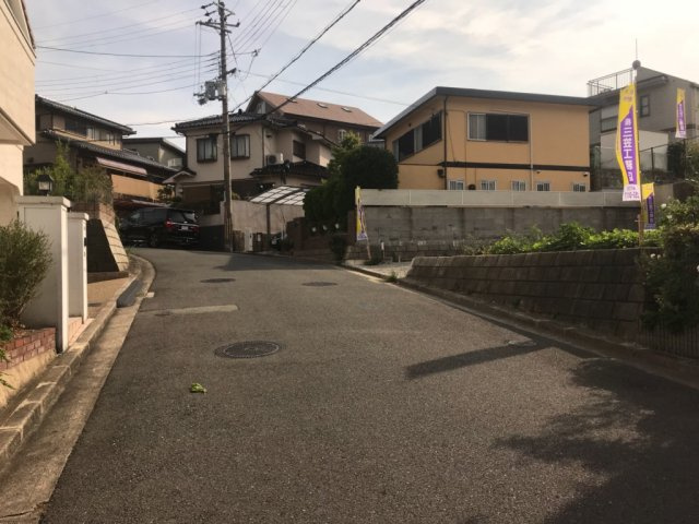 グラッド・タウン長尾台４丁目の前面道路含む現地写真