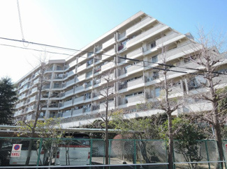【外観】 | 南東向き、専用庭付のため開放感有。小さなお子様がいても安心な1階住戸です♪