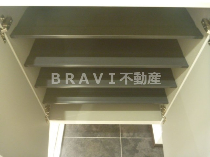 JPレジデンス大阪城東Ⅱ　BRAVI不動産の玄関|たっぷりとした収納スペースです