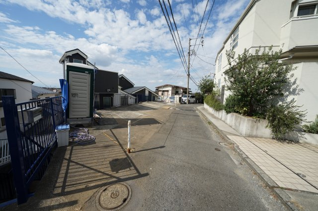 保土ヶ谷区鎌谷町全２棟　新築戸建て【成約】の前面道路含む現地写真