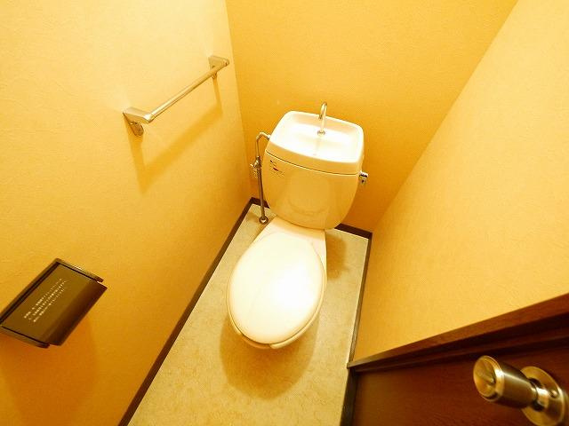 ヴィラ住吉のトイレ|落ち着いた色調のトイレです