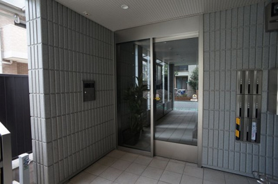 【エントランス】 | ジョイ・シャテロ | オートロック付きの自動扉です。防犯カメラも設置しています。