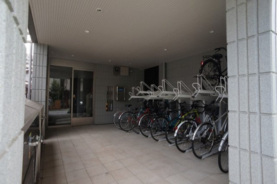 【その他共用部分】 | ジョイ・シャテロ | 二段式サイクルラック付きの自転車置場です。