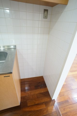 宝塚グリーンハイツ６号館のキッチン|冷蔵庫設置スペースです。
参考、同建物・同間取りの号室