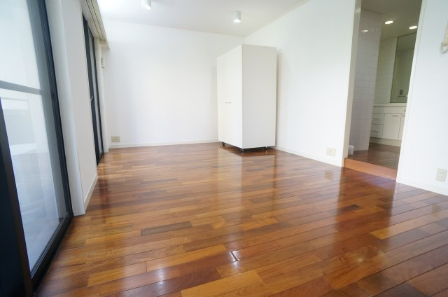 宝塚グリーンハイツ６号館の居間・リビング|間接照明も映えるリビングスペースです。
参考、同建物・同間取りの号室