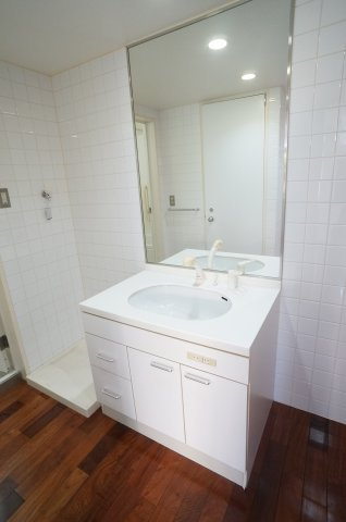 宝塚グリーンハイツ６号館の独立洗面台|シャンプードレッサーです
参考、同建物・同間取りの号室