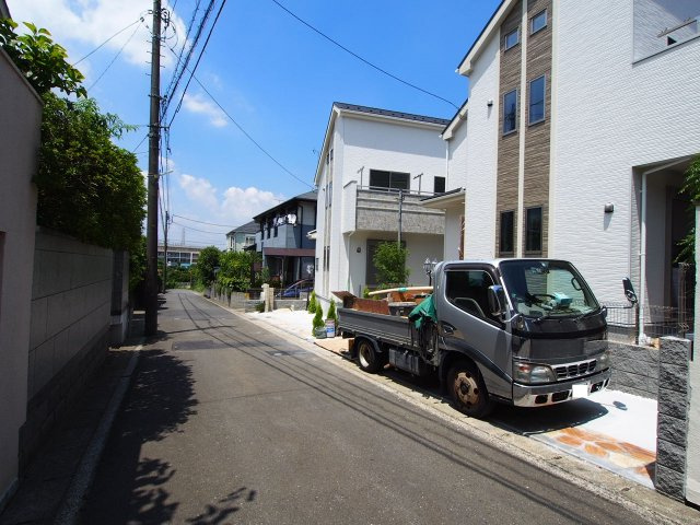保土ヶ谷区上菅田町　全２棟新築戸建ての前面道路含む現地写真