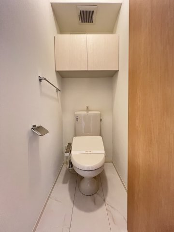 Nオーサのトイレ|収納、温水洗浄便座付き