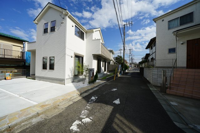 保土ヶ谷区上菅田町 新築戸建の前面道路含む現地写真|お車は車種によりますが、2台駐車可能です。