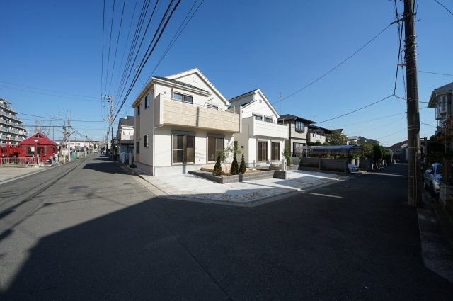 保土ヶ谷区狩場町全２棟　新築戸建ての前面道路含む現地写真