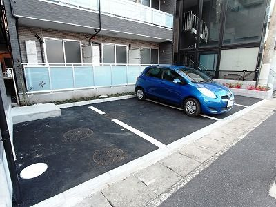 リブリ・JUN の駐車場