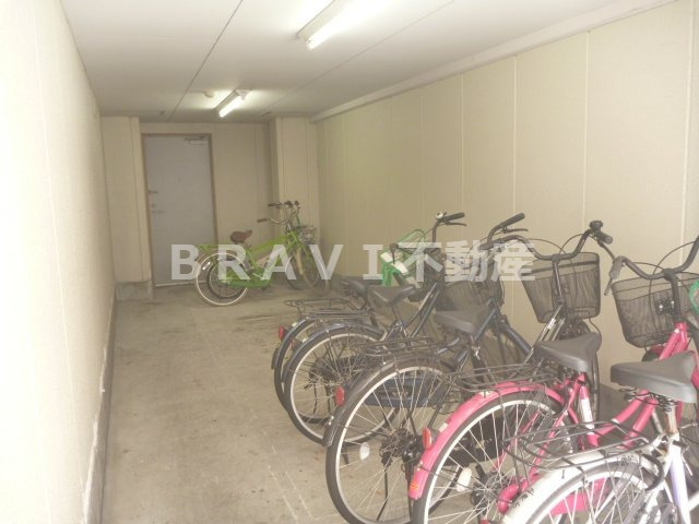 プレミアム本町　BRAVI不動産のその他共用部分|【プレミアム本町】駐輪場