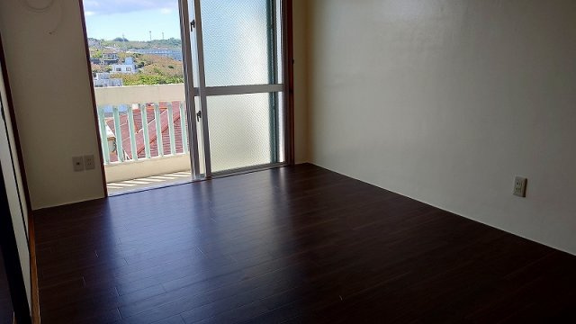 島尻郡八重瀬町字長毛のアパートの居間・リビング