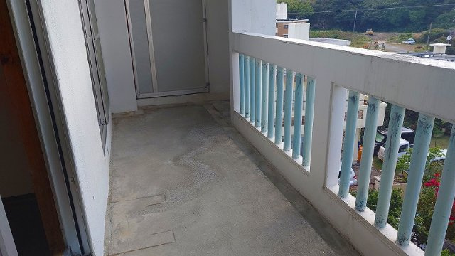 島尻郡八重瀬町字長毛のアパートのバルコニー