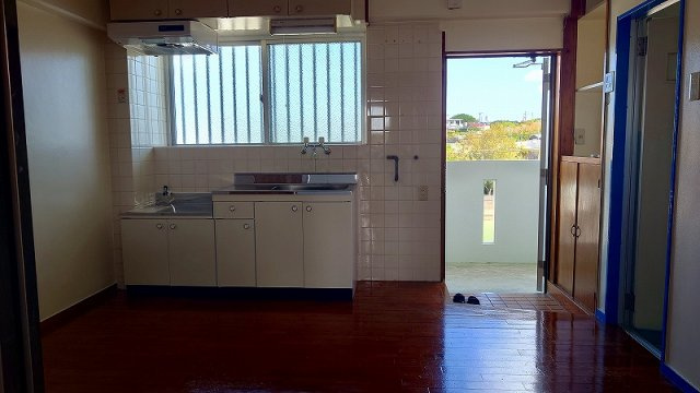 島尻郡八重瀬町字長毛のアパートの居間・リビング