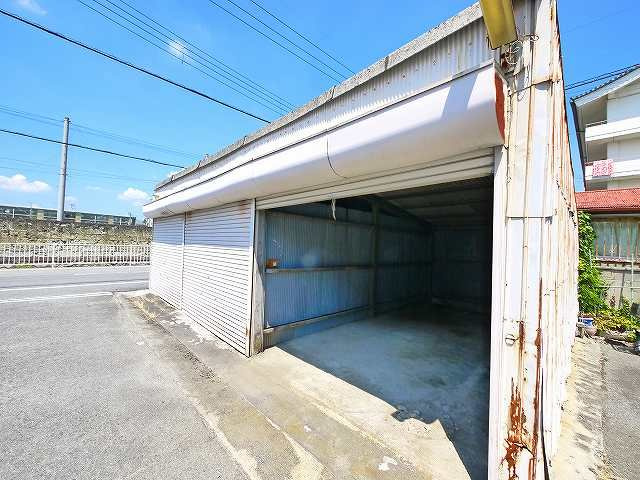 登シャッター倉庫の外観