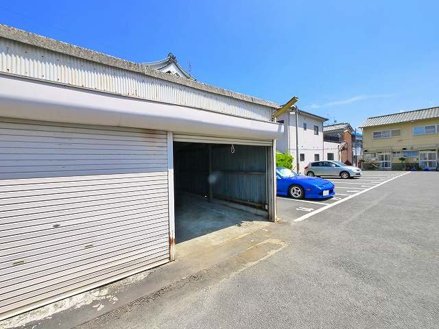 登シャッター倉庫の外観