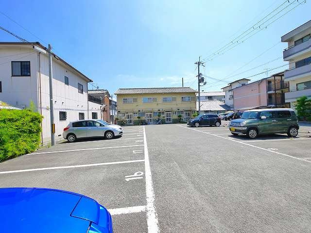 登シャッター倉庫の駐車場