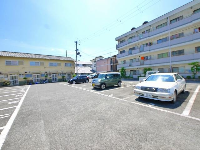 登シャッター倉庫の駐車場