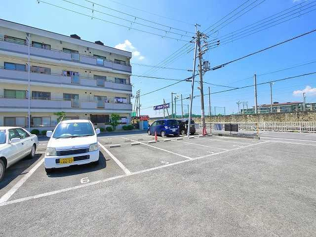 登シャッター倉庫の駐車場