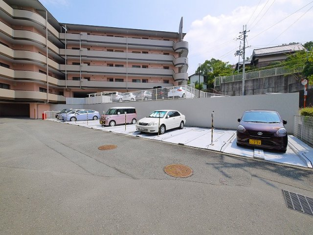 タワーア・ラ・モードの駐車場|駐車場に車を止められます