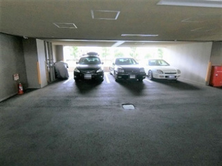 【駐車場】 | いつでも目の届く敷地内に駐車場があります♪荷物がかさばりがちなお買物にも、敷地内駐車場があると便利ですよね☆屋内なので、雨の時の乗り降りもらくらく♪