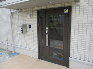 【エントランス】 | 共用エントランスは不審者の侵入を未然に防ぐオートロック付き！防犯対策充実しています◎