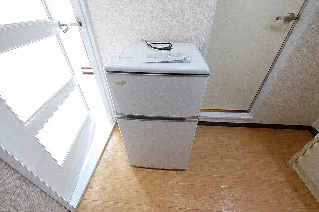 天平ハイツの設備|2ドアタイプの冷蔵庫も設置されております。