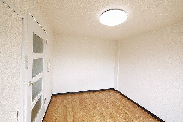 天平ハイツの洋室|明るいお部屋ですね。