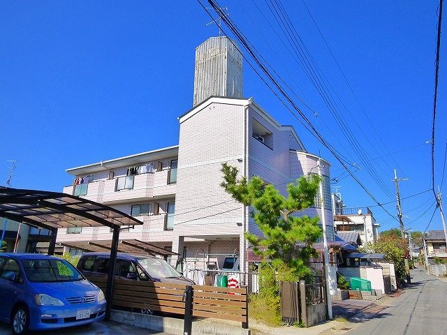 天平ハイツの外観|青空に映えるキレイな外観です