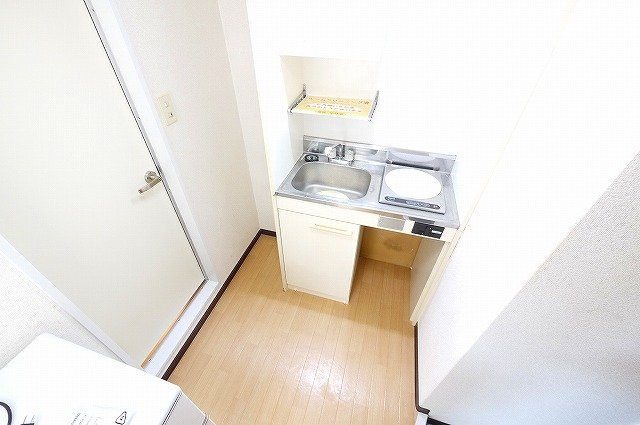 天平ハイツのキッチン|動きやすいキッチンスペースです。