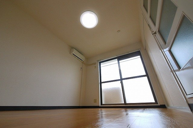 天平ハイツの洋室|ゆとりの空間があるお部屋です。
