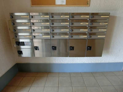 【エントランス】 | ファミリオ生田 | 共用エントランスには宅配BOXがあるので荷物の受け取りもスムーズに♪☆再配達の手間がかからないのが魅力♪