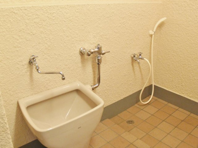 【その他共用部分】 | ファミリオ生田 | ペット専用の足洗い場があります！お散歩した後のワンちゃんも汚れを落とせてすっきりしますね♪