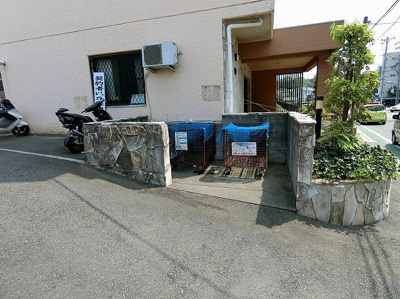 【その他共用部分】 | ファミリオ生田 | 敷地内ごみ置き場でごみ出しもらくらく～♪忙しい社会人さんや主婦さんにもうってつけ！