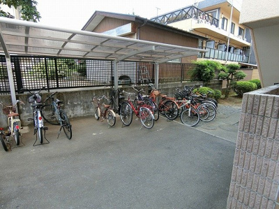 【その他共用部分】 | ファミリオ生田 | 屋根付きの駐輪場で雨が降っても大切な自転車が濡れなくてすみますね♪駅から自転車もおすすめです！
